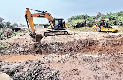 करंजी : महामार्गाच्या प्रलंबित कामास प्रारंभ ; आमदार नीलेश लंकेंच्या उपोषणाला यश