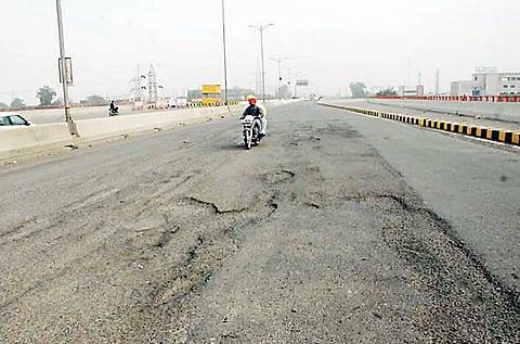 सुरेगाव ते नेवासा रस्त्याची दुरवस्था