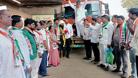 सोलापूर:  कर्नाटकमधील वाहन चालकास सत्कार करून पाठवले