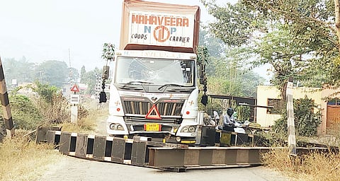 केडगाव : कंटेनरच्या धडकेने रेल्वे सुरक्षा कमान कोसळली