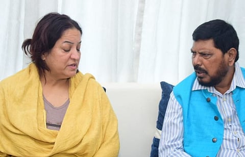 रामदास आठवलेंनी तुनिषाच्या कुटुंबीयांची घेतली भेट, आईने केली शीझानला फाशी देण्याची शिक्षेची मागणी