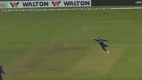 IND VS BAN 1st ODI : याला म्हणतात ‘विराट’ कॅच! पाहाल तर थक्क व्हाल…(Video)