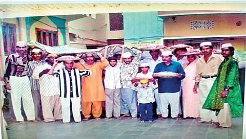 जुने नाशिक : सर्वप्रथम 1996 साली पहिल्या प्रवासावेळी अजमेर शरीफ येथील दर्गा प्रांगणात दर्ग्यावर चादर घेऊन जाताना छायाचित्रकार सलीम खान, मोहसीन खान, जोएब खान, शाहरूख खान. समवेत भाविक. 