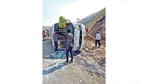 घोटी : म्हैसवळण घाटात उलटलेली बस. (छाया : राहुल सुराणा)