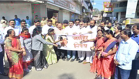 नाशिक : येथील बाळासाहेबांची शिवसेनेतर्फे अजित पवार यांच्या प्रतिमेला जोडे मारो आंदोलन करताना पदाधिकारी, कार्यकर्ते.