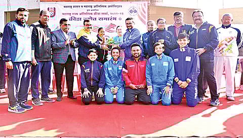 नाशिक : जिल्हा टेबल टेनिस संघांना शुभेच्छा देताना मनपा आयुक्त डॉ. चंद्रकांत पुलकुंडवार. समवेत संघटनेचे पदाधिकारी.