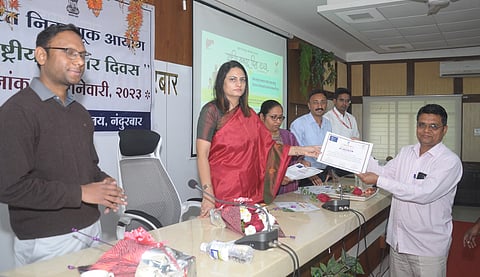 नाशिक : जिल्हाधिकारी कार्यालयात बिरसा मुंडा सभागृह येथे राष्ट्रीय मतदार दिवस कार्यक्रमात बाेलताना जिल्हा निवडणूक अधिकारी तथा जिल्हाधिकारी मनीषा खत्री. (छाया:योगेंद्र जोशी) 