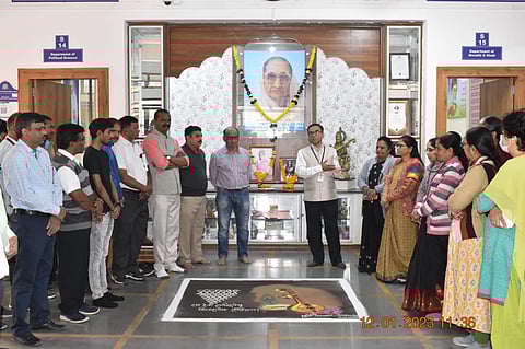 नाशिकरोड : श्रीमती विमलाबेन खिमजी तेजुकाया महाविद्यालयात राजमाता जिजाऊ व स्वामी विवेकानंद यांच्या संयुक्त जयंती प्रसंगी मार्गदर्शन करताना प्राचार्य डॉ. एस. एस. काळे. समवेत उपप्राचार्य डॉ. सोपान एरंडे, उपप्राचाय डॉ. डी. टी. जाधव आदी. (छाया : उमेश देशमुख)