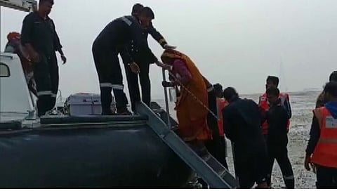 West Bengal : पश्चिम बंगालमध्ये समुद्रात ६०० भाविक अडकले : बचावकार्य सुरू