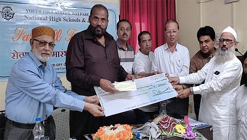 जुने नाशिक : सेवानिवृत्त प्राचार्य सादिक शेख देणगीचा धनादेश संस्थेचे अध्यक्ष हाजी बबलू पठाण यांना सुपूर्द करतांना समवेत अलीम शेख, प्रा. जाहीद शेख, एजाज काजी, गौसनूर खान, ॲड. बाबा सय्यद. (छाया: कादिर पठाण).