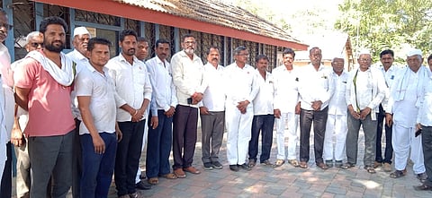 नांदगाव : येथील शासकीय विश्राम गृहात पार पडलेल्या बैठकीसाठी उपस्थित आसलेले शेतकरी बांधवासह विविध राजकीय पक्षाचे पदाधिकारी. (छाया: सचिन बैरागी)