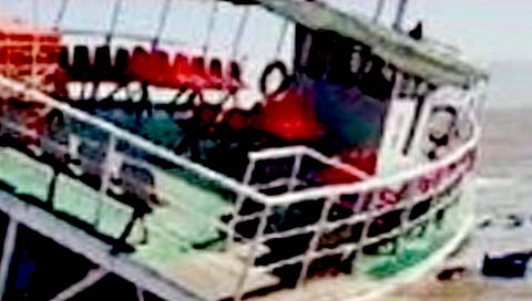 रायगड : अलिबागजवळ बोट बुडाली, १ बेपत्ता, ३ जण बचावले