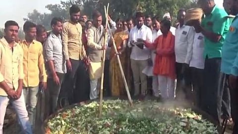 ५३० वर्षांची परंपरा जोपासत सारंगवाडी येथे १५० क्‍विंटल भाजीचा महाप्रसाद; दीड लाख भाविकांची उपस्थिती