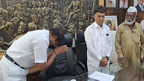 धुळे : खुर्चीला नतमस्तक होत पदभार सोडतांना येथील महापौर प्रदीप कर्पे. (छाया: यशवंत हरणे)