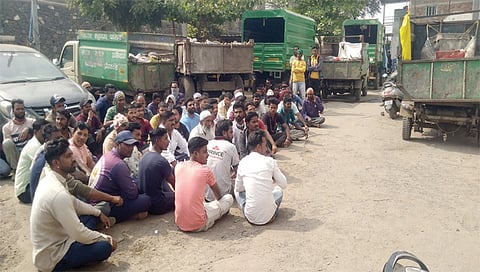 मालेगाव : येथील महापालिकेच्या प्रवेशद्वारासमोर कचरा भरलेल्या घंटागाडीसह वॉटरग्रेस कंपनीच्या कामगारांनी सुरू केलेले आंदोलन.