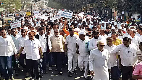 मालेगाव : ना. दादा भुसे यांच्या निवासस्थानाकडे जाण्यापासून रोखल्यानंतर शेतकर्‍यांसमवेत पोलिस कवायत मैदानाच्या दिशेने निघालेले राजू शेट्टी.