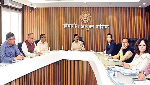 नाशिक : पदवीधर निवडणूक तयारीचा आढावा घेताना विभागीय आयुक्त राधाकृष्ण गमे. समवेत गंगाथरन डी., जलज शर्मा, संजय काटकर, रमेश काळे, उन्मेष महाजन, प्रज्ञा बढे-मिसाळ.