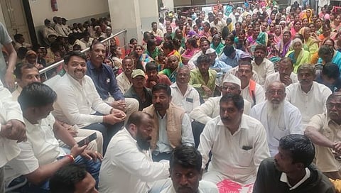 सांगली : शासनाने धरणग्रस्तांच्या जमीनीबाबत नोटीसा काढल्याने नागरीकांनी थेट तहसील कार्यालयात मांडला ठिय्या