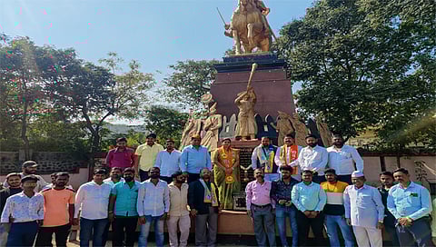 सिडको : पाथर्डी फाटा येथील छत्रपती शिवाजी महाराज व डॉ. बाबासाहेबआंबेडकर यांच्या पुतळ्यांजवळ जल्लोष करताना शिवसैनिक व भीमसैनिक. (छाया : राजेंद्र शेळके)