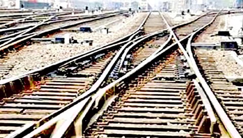 सोलापूर : कडाक्याच्या थंडीत रेल्वे रुळांमध्ये ‘हेअर क्रॅक’ होण्याचा धोका