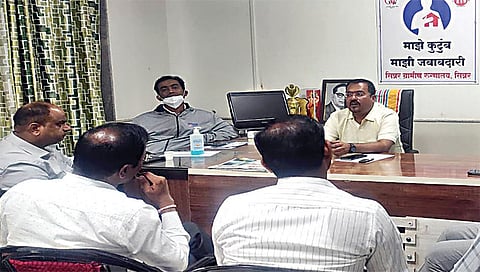 सिन्नर : ग्रामीण रुग्णालयात वैद्यकीय अधीक्षक डॉ. चेतन ठोंबरे यांच्याशी चर्चा करताना जिल्हा रुग्णालयाचे निवासी वैद्यकीय अधिकारी डॉ. आनंद