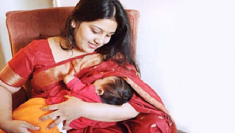 बाळाला स्तनपान करताना घ्या काळजी