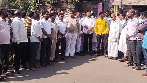 कसबा सांगाव येथे आमदार हसन मुश्रीफ यांच्या घरावर ईडी छापे पडल्याच्या पार्श्वभूमीवर राष्ट्रवादीचे कार्यकर्ते निषेध व्यक्त करताना.