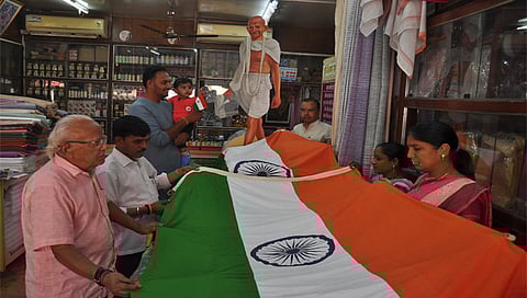 नाशिक : भारतीय प्रजासत्ताक दिनाच्या पार्श्वभूमीवर दरवर्षीप्रमाणे शहरातील खादी ग्रामोद्योग केंद्रात राष्ट्रध्वज खरेदीसाठी लगबग सुरू आहे. (छाया : रुद्र फोटो)