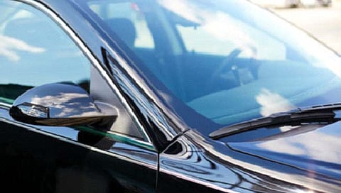 कारमध्ये विंडशिल्ड तिरकी का असते?