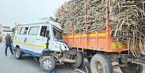 केडगाव : अ‍ॅम्ब्युलन्सची उसाच्या ट्रॅक्टरला मागून धडक