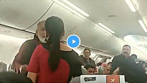 विमानातील दोन प्रवाशांचे महिला क्रू सोबत असभ्य वर्तन; दिल्ली-हैदराबाद फ्लाईटमधील प्रकार (Viral Video)