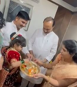 अजित पवारांना कुंकवाची अ‍ॅलर्जी, तरीही पुरवला चिमुकलीचा हट्ट; सोशल मिडियावर व्हिडिओ तुफान व्हायरल