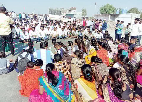 चिखली फाटा येथे रस्त्यासाठी आंदोलन; शेतकरी, व्यावसायिक, शेतमजूर, महिला, शालेय विद्यार्थी सहभागी