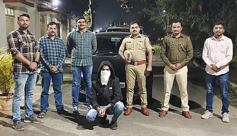  स्थानिक गुन्हे अन्वेषण विभाग व नारायणगाव पोलिसांनी ड्रग विक्रीसाठी आलेल्या आरोपीला पकडले. (छाया : संजय थोरवे.)