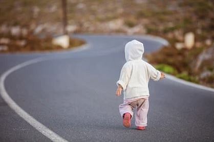 हृदय पिळवटून टाकणारी घटना! वडिलांच्या गाडीखाली चिरडून चिमुरड्याचा मृत्यू