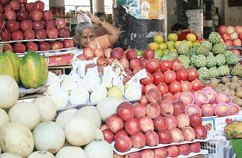 पुणे : थंडीमुळे फळांची आवक घटली