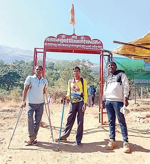 कौतुकास्पद! दिव्यांग तरुणांनी केले कळसूबाई शिखर सर; जांबूतच्या दोन युवकांची यशस्वी चढाई