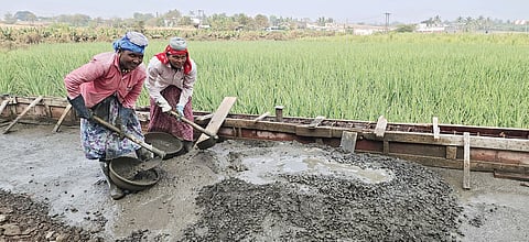 केडगाव : अशिक्षित महिलांचा ग्रुप करतोय ठेकेदारी