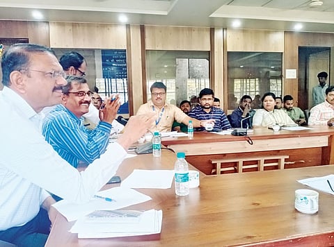 मूलभूत समस्यांवरून अधिकारी धारेवर; बिबवेवाडी क्षेत्रीय कार्यालयात मोहल्ला कमिटीची बैठक