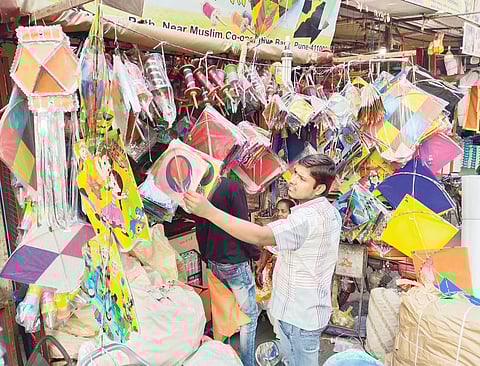 पुणे : जम्बो, टायगर, मोर, रॉकेट पतंगांना मिळतेय पसंती