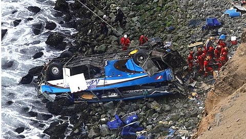 Peru Bus Accident : पेरूमध्ये 60 प्रवाशांनी भरलेली बस दरीत कोसळली; 24 जणांचा मृत्यू