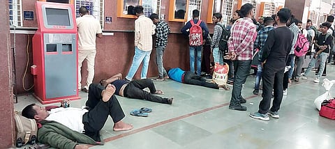 ‘सो मेनी बेवडाज…’ने रेल्वे प्रशासनाला जाग; प्रवाशाच्या ट्विटने स्थानकावरील भोंगळ कारभार उघड