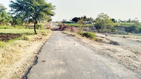 मोरगाव-पळशी रस्त्यावर पुलाचे काम धोकादायक