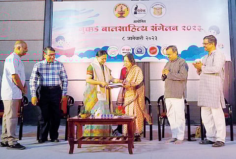 पुणे : मुलांच्या आवडीनुसार साहित्यनिर्मिती व्हावी : ज्येष्ठ लेखिका व गणितज्ज्ञ डॉ. मंगला नारळीकर