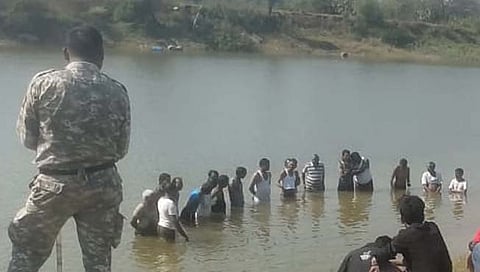 हिंगोली : पिकविम्याचे पैसे तातडीने देण्याच्या मागणीसाठी सेनगावात शेतकऱ्यांचे ‘जलसमाधी’ आंदोलन