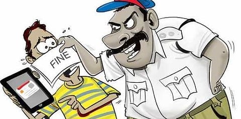 …म्हणे लायसन्स नसणारे नियम पाळतात ; पोलिस कर्मचाऱ्याचा अजब दावा