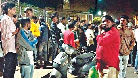 बेळगाव : हिंदू राष्ट्रसेनेच्या रवी कोकितकरांसह दोघांवर गोळीबार