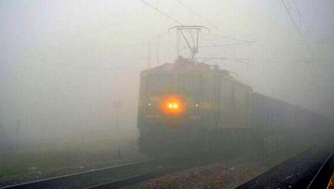 धुक्यामुळे ८८ रेल्वेगाड्या रद्द तर ३३५ गाड्यांचे वेळापत्रक कोलमडले