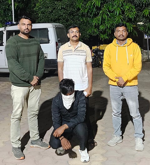 पुणे : गाडी अडवून व्यापाऱ्याला लुटणाऱ्या टोळीतील संशयित जेरबंद