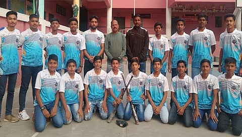 नाशिक : १४ व्या राज्य बेसबॉल स्पर्धेत सहभागी होणाऱ्या नाशिकच्या संघाबरोबर राजू शिंदे, विशाल खंदारे आदी.